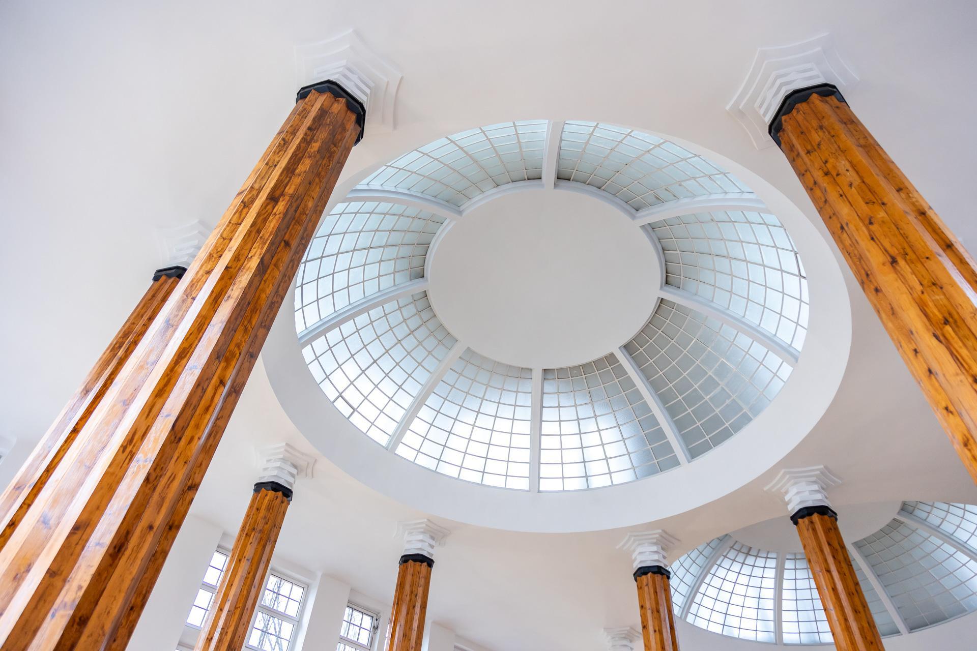 Biblioteka SGH - zdjęcia. Zobacz wspaniałe wnętrza warszawskiego gmachu