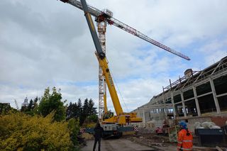 Wielki dźwig stanął przy pływalni Akwawit w Lesznie. Rusza ostatni etap rozbiórki 