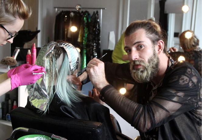 Jednoręki mistrz fryzur