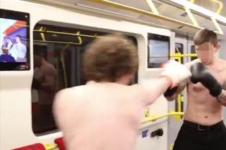 Nielegalna walka w metrze w Warszawie. Szokujące sceny w pociągu! 