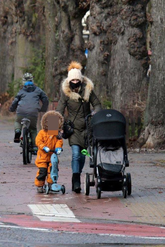 Marta Kaczyńska na spacerze z synem