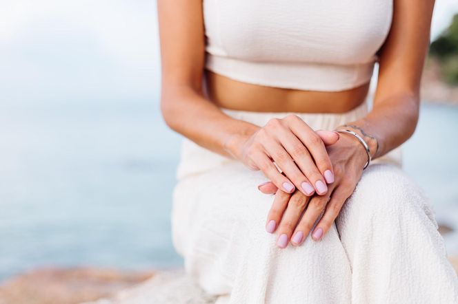 Lniane paznokcie to idealny manicure dla minimalistek