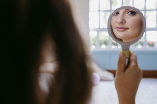 Domowe maseczki na twarz po 40-tce na lato. Z tych składników przygotujesz nawilżające i odświeżające cerę maski