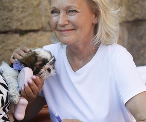 Cała na biało Maria Pakulnis szaleje z sierpem w Lubomierzu. Renata Dancewicz tym razem na spokojnie