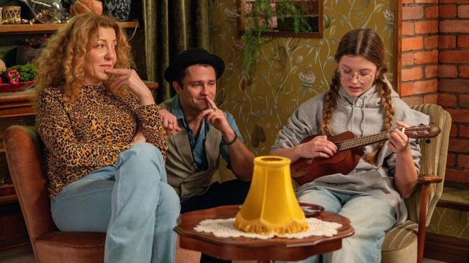 Barwy szczęścia odc. 3193. Pola (Gabriela Szewczyk), Ania Żabcia (Hanna Klepacka),  Broda (Andrzej Popiel)