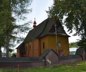 To niewielka małopolska wieś. Kiedyś przechodziła przez nią słynna galicyjska kolej 