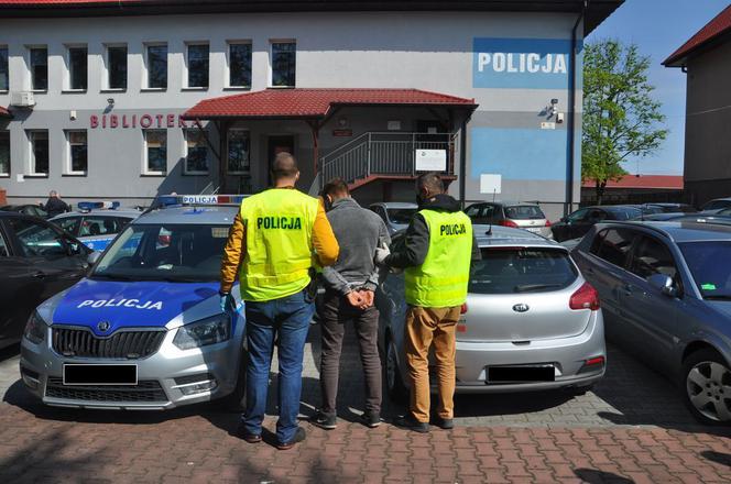 Łódzkie: Policyjny nalot na domy i mieszkania. Zatrzymano 10 osób, chodzi o narkotyki [FOTO] 