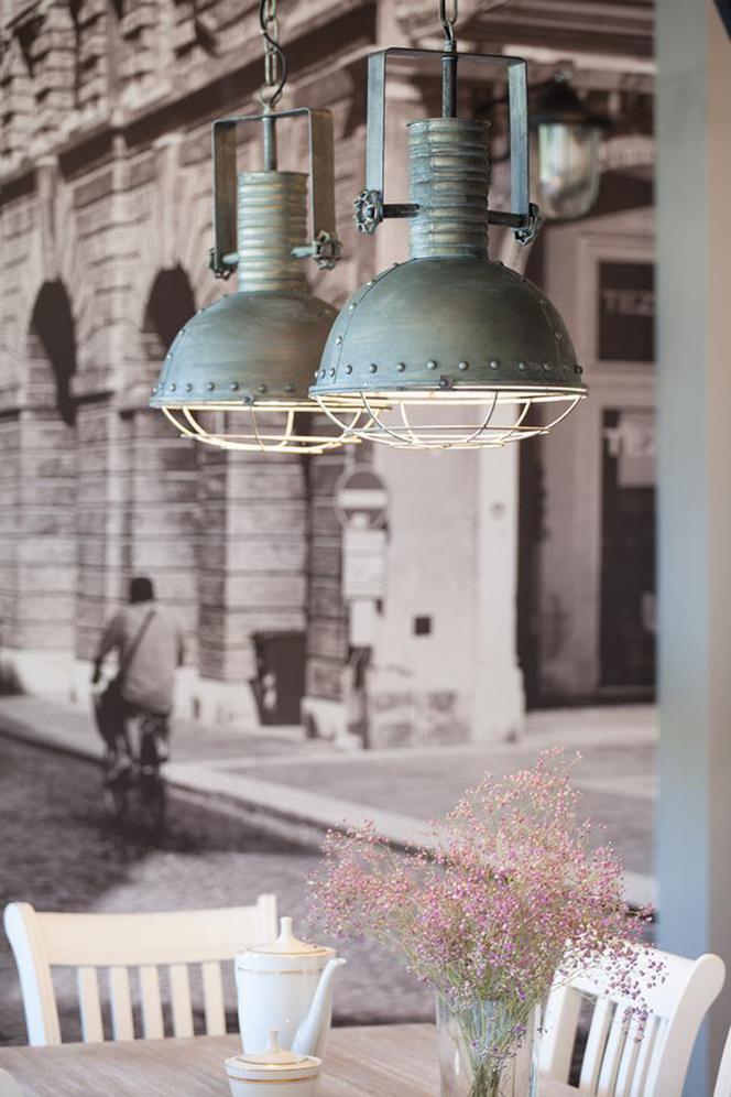 Lampy przemysłowe na tle fototapety z miastem