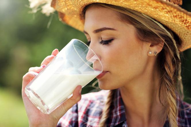 Czy picie MLEKA jest zdrowe? Argumenty zwolenników i przeciwników picia mleka