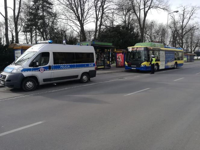 Tarnowscy policjanci kontrolują miejskie autobusy. Nie chodzi o sprawdzanie biletów! 