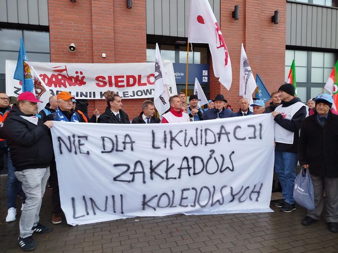 Pracownicy Zakładu Linii Kolejowych pikietowali w Siedlcach! Poparli ich siedleccy radni