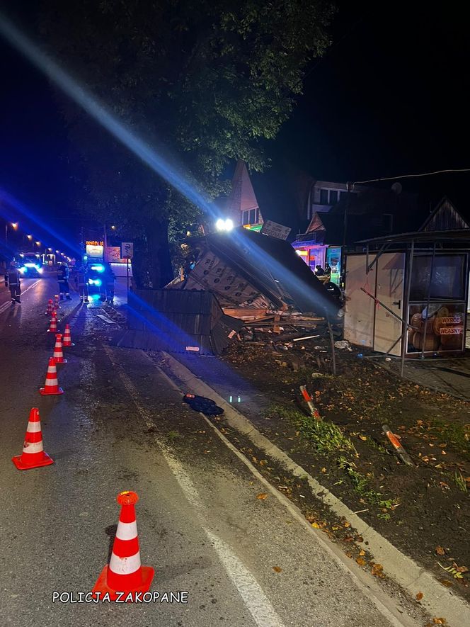 Pijani 18-latkowie staranowali stragany na Podhalu. Potem zabrali tablice rejestracyjne i wzięli nogi za pas