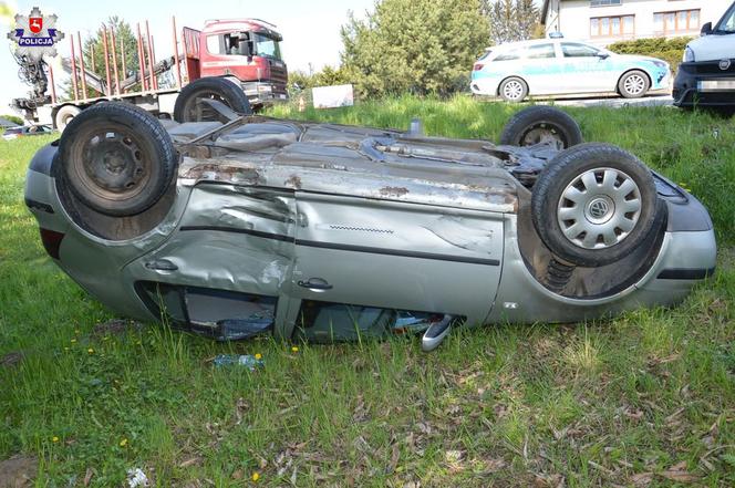 Niebezpieczne wyprzedzanie doprowadziło do wypadku. Volkwagen wypadł z drogi i dachował