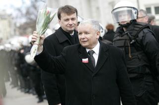 Jarosław Kaczyński przed Pałacem Prezydenckim