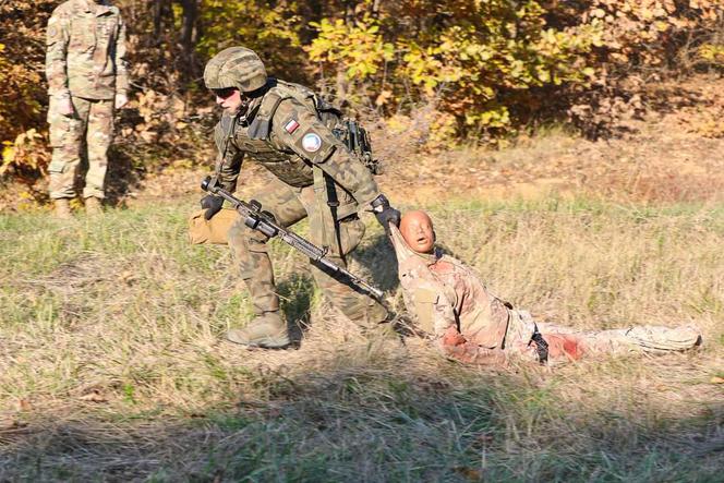 Dwóch żołnierzy rannych po starciu z migrantami na granicy polsko-białoruskiej