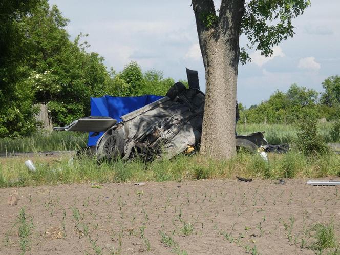 Na prostej zjechał na pobocze i uderzył w drzewo. Z auta zostały szczątki. Kierowca nie przeżył