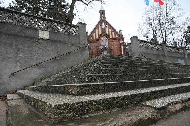 Auta spadają z kościelnych schodów. To kolejny taki przypadek