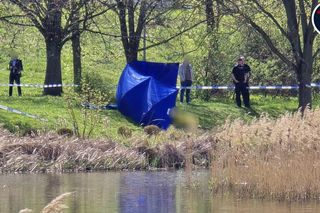 Makabryczne odkrycie w Warszawie: ciało w stawie przy pętli tramwajowej