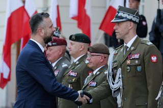 Szef MON wręczył odznaczenia żołnierzom