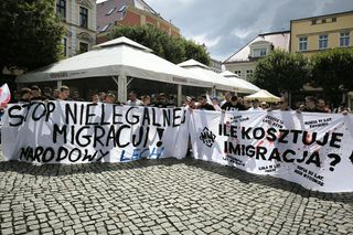 Manifestacja przeciwko masowej imigracji w Lesznie. „Nie z nienawiści, ale z troski o bezpieczeństwo” 