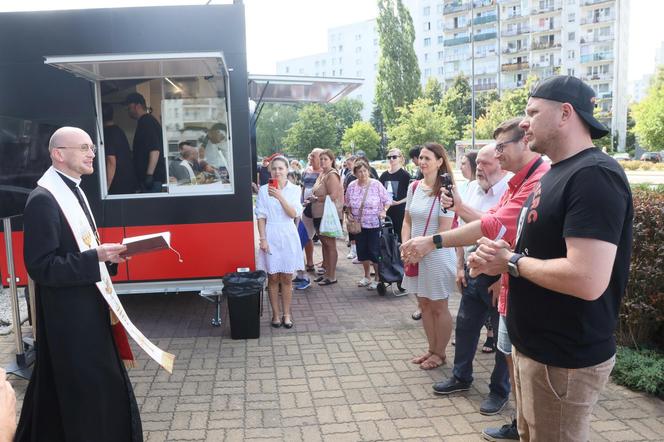 Otwarcie budki z kebabem Filipa Chajzera na Ursynowie