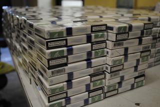 Ujawniono ponad tysiąc paczek papierosów. Przewożone były w dwóch tirach