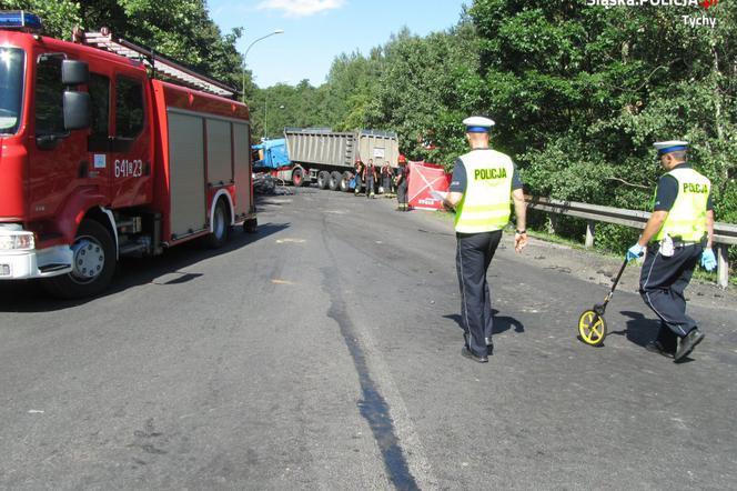Tragiczny wypadek w Tychach. Ciężarówka z węglem przewróciła się na samochód osobowy. Jedna osoba nie żyje [ZDJĘCIA]