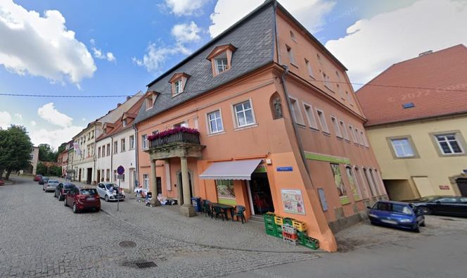 Ta wieś jest ozdobą Dolnego Śląska. Są tu słynne drewniane domy tkaczy 
