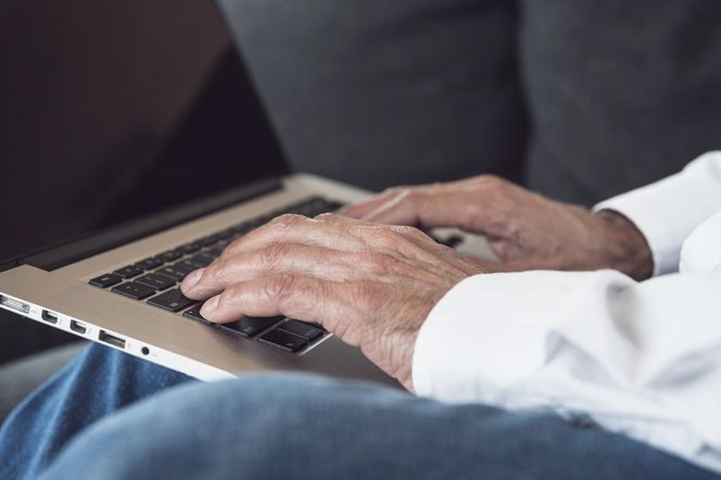 Jak nie dać się oszukać w internecie? Te proste zasady pomogą chronić twoje pieniądze