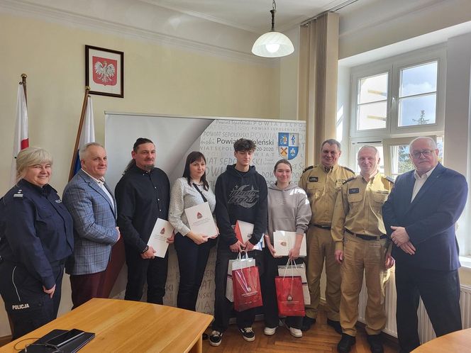 Odwaga bez granic! Martyna i Jakub z Sępólna Krajeńskiego ocalili życie tonącego mężczyzny