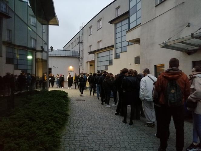 Za czym kolejka ta stoi? Tłumy krakowian na Nocy Muzeów 2023!
