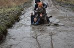 Nietypowy kulig na Śląsku. Zamiast śniegu błoto, a zamiast konia samochód terenowy. 