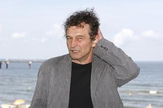 Satyryk-Legenda o nietuzinkowym stylu bycia. Tak na przestrzeni lat zmieniał się Andrzej Poniedzielski. Co za metamorfoza! 