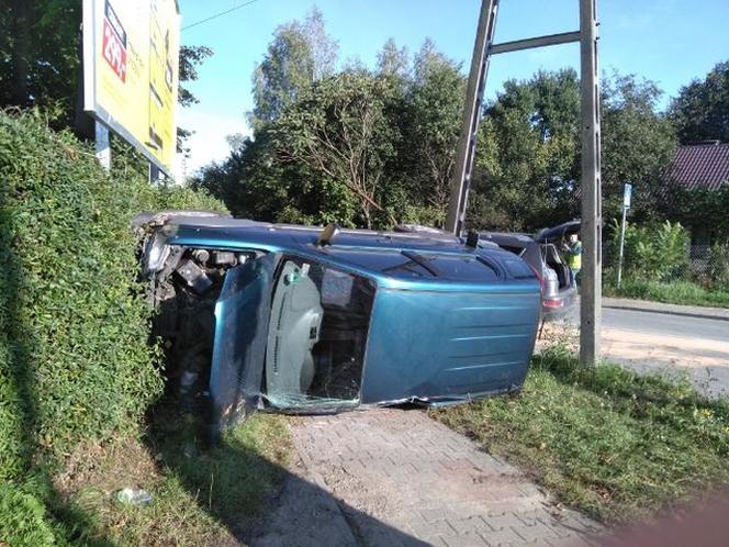 Dachowanie na skrzyżowaniu Moniuszki i Nowowiejskiej! Kierowca zabrany do szpitala