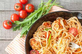 Makaron z sosem pomidorowym - jak zrobić szybki obiad?