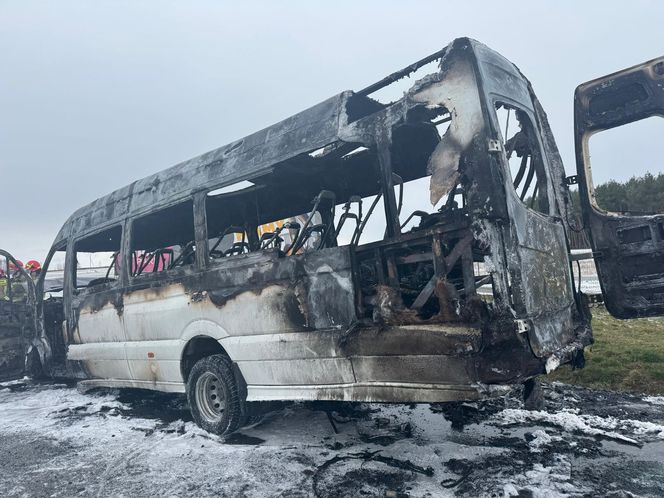 Bus spłonął na drodze pod Tarnowem. Jechało nim ponad 20 osób