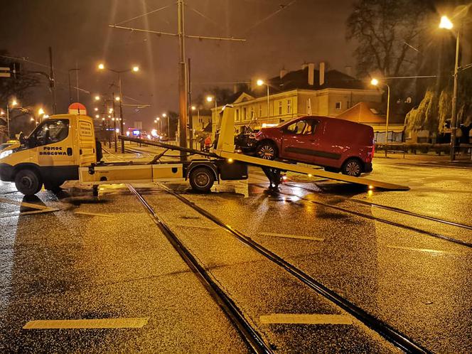 Wypadek w centrum Bydgoszczy! Osobówka wbiła się przystanek tramwajowy [ZDJĘCIA]