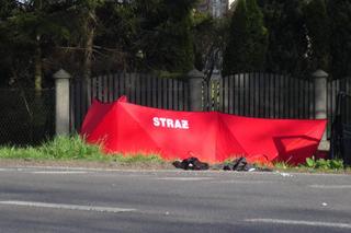 Tragiczny wypadek w Łazach. Motocyklista zderzył się z osobówką. Jedna osoba nie żyje