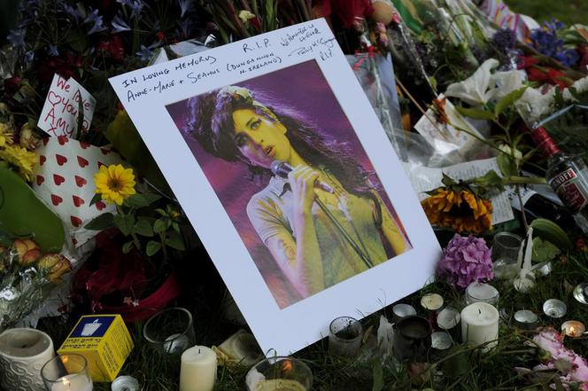 LONDYN: Fani płaczą po śmierci Amy Winehouse