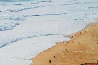Portugalia: Ponownie zamknięto plażę w atlantyckim kurorcie Nazare. Sprawą zajmuje się prokuratura