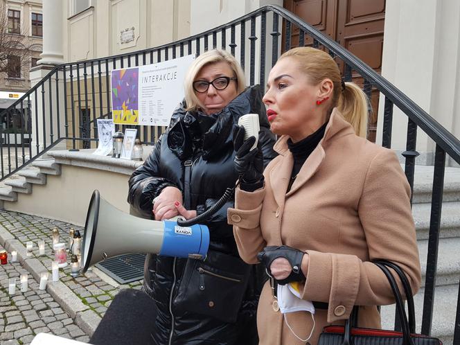 Znicze, minuta ciszy. #AniJednejWięcej w Lesznie