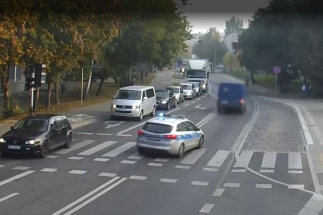 Olsztyn. Nie zatrzymał się do kontroli drogowej. Uciekając uszkodził kilka aut