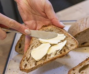Francuzi jedzą go 8 kg rocznie! Masło wraca do łask, ale jest haczyk