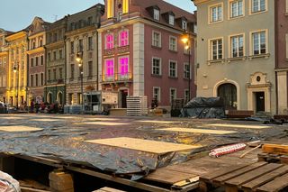 Przygotowania do Jarmarku Świątecznego na Starym Rynku w Poznaniu