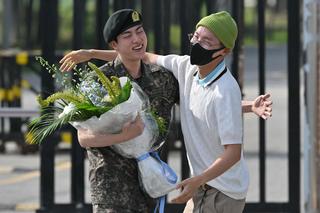 Jin z BTS opuszcza mury wojska