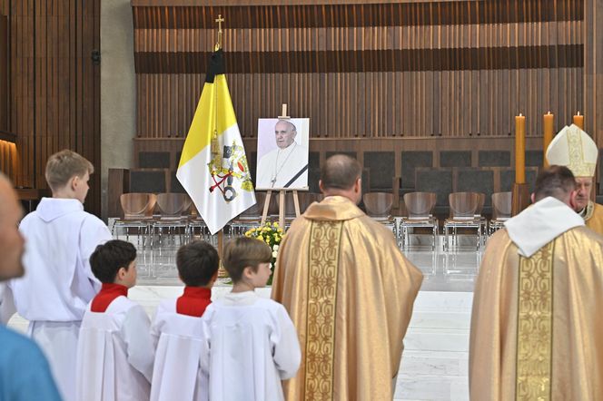 Warszawa żegna papieża Franciszka. Poruszające wpisy w Archikatedrze