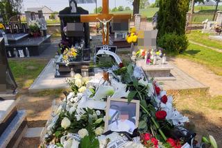 Jakub spoczął w grobie z ojcem, tuż obok brata. Wśród kwiatów jest wieniec od ukochanej, która ledwo przeżyła wypadek