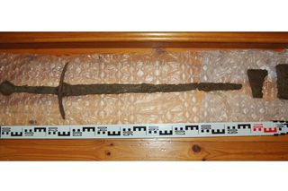 Poszukiwacze GRYF-a znaleźli koło Biskupca miecz i topory z czasów krzyżackich