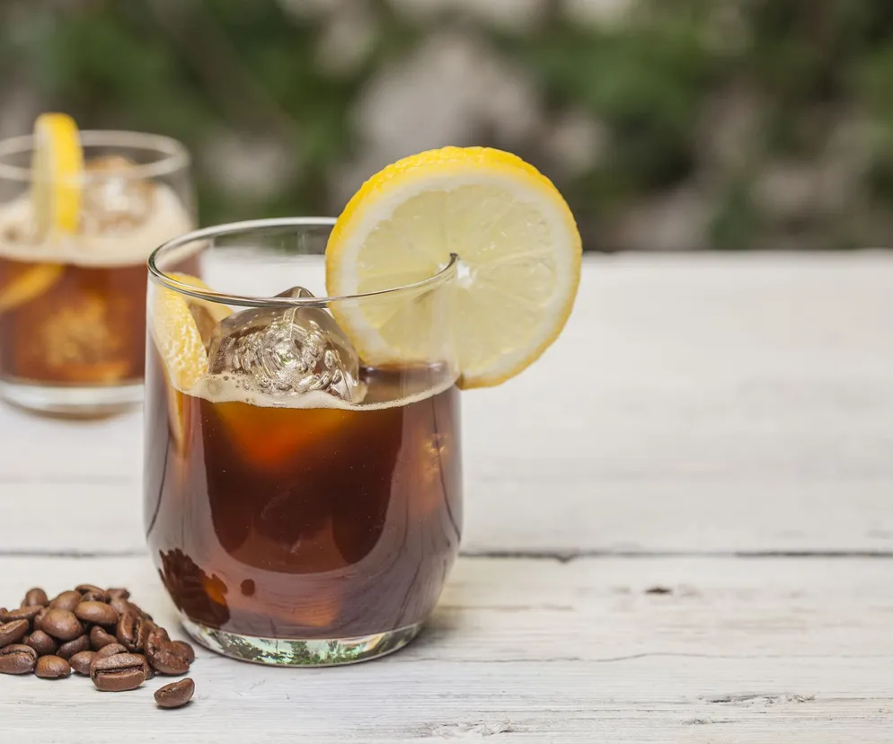 Mazagran. Francuski drink z kawy i soku z cytryny