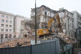 Wyburzanie budynku na ul. Dzielnej 58 w Warszawie 9.01.2025